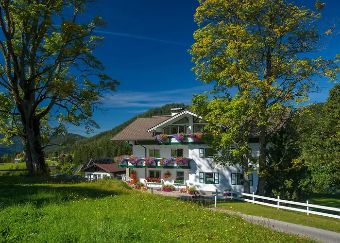 Landhaus & Ferienwohnungen Bergrast Aparthotel 4*